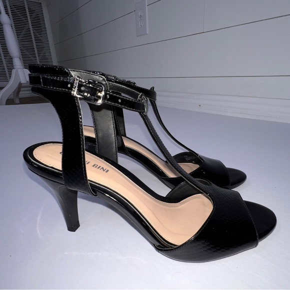 Gianni Bini Peep Toe Black Patent T Strap Heels Size 7 - Picture 4 of 7